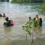 Siswa MI An-Nibros 1 Giligenting Bersihkan Sampah di Laut