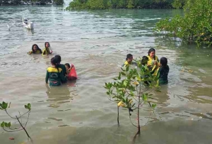 Siswa MI An-Nibros 1 Giligenting Bersihkan Sampah di Laut
