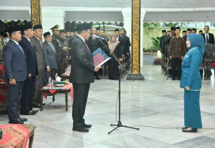 Bupati Sumenep Achmad Fauzi Wongsojudo saat melantik dan mengukuhkan pengurus TP-PKK Kabupaten Sumenep Masa Bhakti 2025-2030
