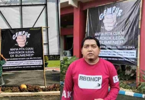 Bupati Didesak Bekukan Izin PR Nakal yang Jadi Sarang Mafia Jual Beli Pita Cukai di Sumenep, Banner Tangkap Koordinator Mafia Pita Cukai juga Bertebaran