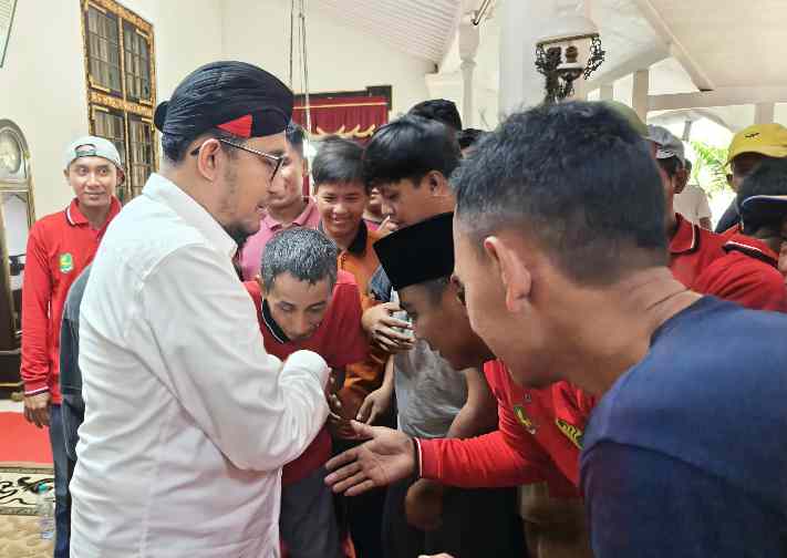 Kesederhanaan Bupati Sumenep Cak Fauzi, Rahayakan Hari Ulang Tahunnya Bersama Petugas Kebersihan