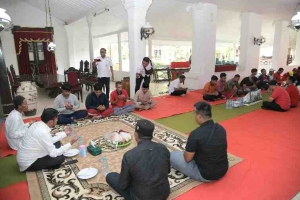 Kesederhanaan Bupati Sumenep Cak Fauzi, Rahayakan Hari Ulang Tahunnya Bersama Petugas Kebersihan