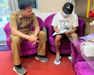 Petugas Instalasi Peduli Pelanggan (IPP) RSUD dr H Moh Anwar Sumenep saat melayani masyarakat 