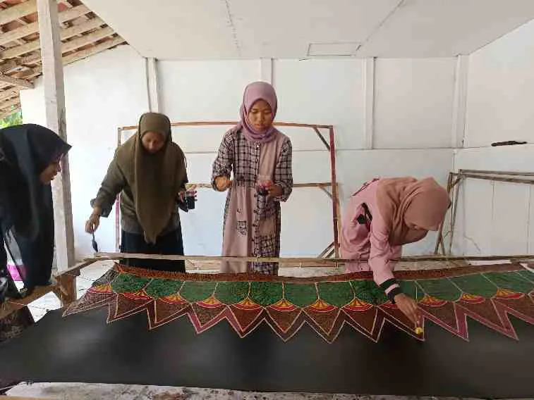 Pelatihan batik tulis kontemporer yang difasilitasi Paneka Batik