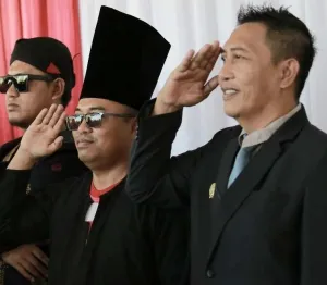 Rausi Samorono (pakai songkok hitam)