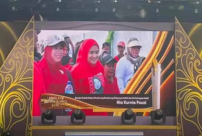 Membanggakan, Mbak Nia Kurnia Fauzi Dinobatkan Sebagai Legislatif Jatim Awards 2025