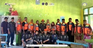 Kampanyekan Keselamatan Pelayaran, Kantor UPP Masalembu Beri Bantuan Life Jacket kepada Nelayan
