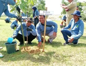 SKK Migas-KKKS Medco Energy Bersama Pemkab Sumenep Tanam Ribuan Pohon di TPA: Komitmen Dukung Kelestarian Lingkungan