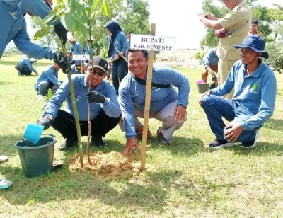 SKK Migas-KKKS Medco Energy Bersama Pemkab Sumenep Tanam Ribuan Pohon di TPA: Komitmen Dukung Kelestarian Lingkungan