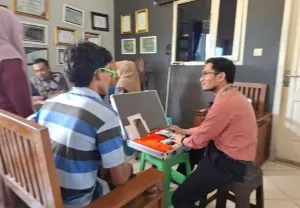 Gandeng Klinik Utama Sumenep, CV Ayunda Permata Sejahtera Pamekasan Lakukan Pemeriksaan Mata Gratis terhadap Karyawannya