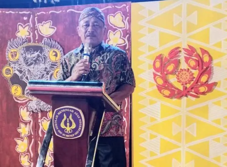 Kepala SMAN 1 Sumenep Drs. Rafiudin, M.Pd saat memberikan sambutan