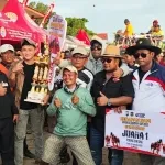 KOMPAK. Haji Fathor Rosi yang familiar disapa Haji Rosi bersama timnya berpose dengan piala juara pertama Kerapan Sapi Kapolres Sumenep Cup 2025 di Lapangan Kerapan Sapi Sumenep
