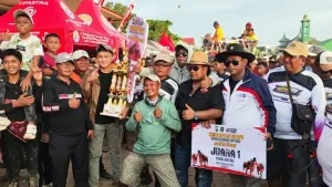 KOMPAK. Haji Fathor Rosi yang familiar disapa Haji Rosi bersama timnya berpose dengan piala juara pertama Kerapan Sapi Kapolres Sumenep Cup 2025 di Lapangan Kerapan Sapi Sumenep