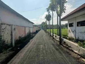 CV Ayunda Permata Sejahtera dan Kodim Pamekasan Permudah Akses Masyarakat dengan Lakukan Pengaspalan Jalan di Kelurahan Kowel