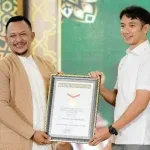 Founder BIP, Ali Zainal Abidin (kiri) saat menerima piagam penghargaan rekor MURI atas penyelenggaraan buka puasa dan belanja gratis bersama 3.000 anak yatim di Pamekasan yang juga mendapatkan apresiasi dari Bupati Pamekasan KH Kholilurrahman