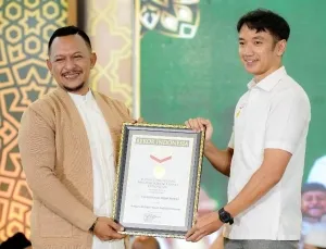 Founder BIP, Ali Zainal Abidin (kiri) saat menerima piagam penghargaan rekor MURI atas penyelenggaraan buka puasa dan belanja gratis bersama 3.000 anak yatim di Pamekasan yang juga mendapatkan apresiasi dari Bupati Pamekasan KH Kholilurrahman