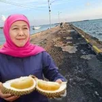 KOLASE FOTO. Gubernur Jawa Timur Khofifah Indar Parawansa pamer durian dan pelabuhan Masalembu yang rusak parah mengancam nyawa yang menjadi kewenangan Pemprov Jatim yang dibiarkan bertahun-tahun tanpa perbaikan 