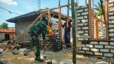 Gotong Royong Bantu Warga Wujudkan Rumah Tidak Layak Huni