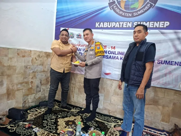 Peringati HUT Ke-14, PD IWO Sumenep Potong Tumpeng