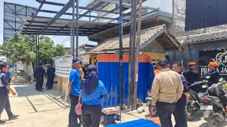 Lindungi Aset Perusahaan, PT. Kereta Api Indonesia Tertibkan Bangunan di Pamekasan