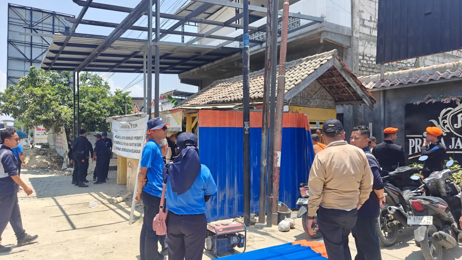 Lindungi Aset Perusahaan, PT. Kereta Api Indonesia Tertibkan Bangunan di Pamekasan